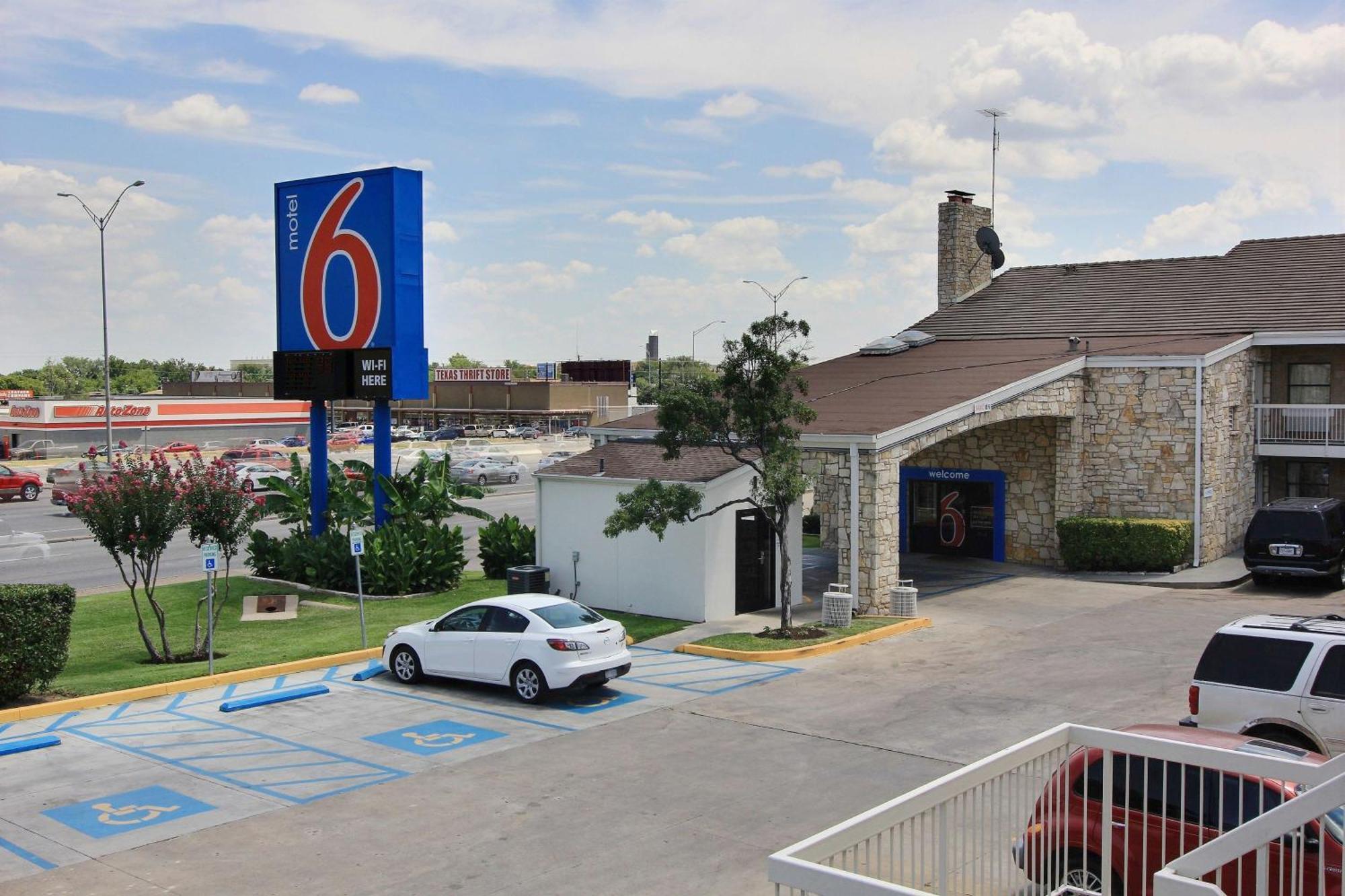 Motel 6 Austin, Tx - Central Downtown Ut Екстер'єр фото