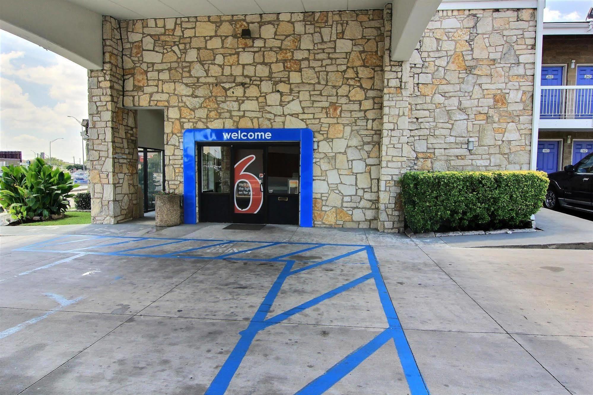 Motel 6 Austin, Tx - Central Downtown Ut Екстер'єр фото