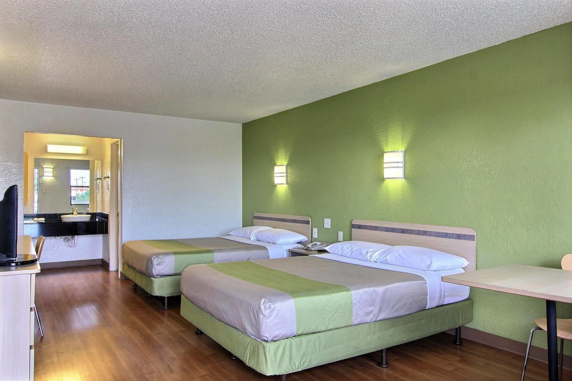 Motel 6 Austin, Tx - Central Downtown Ut Екстер'єр фото